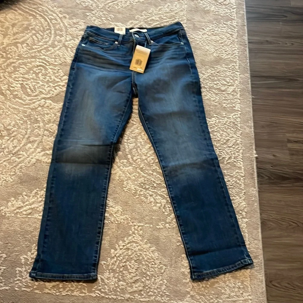 NWT Levi’s Classic Straight Leg Jeans- Size 6 Short